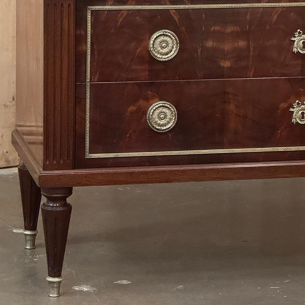 Antique French Louis XVI Mahogany Commode with Carrara Marble In condizioni buone in vendita a Dallas, TX
