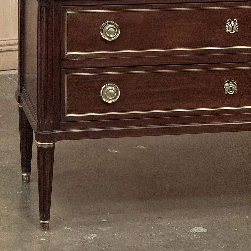 20ième siècle Ancienne commode française Louis XVI en acajou avec marbre de Carrare en vente