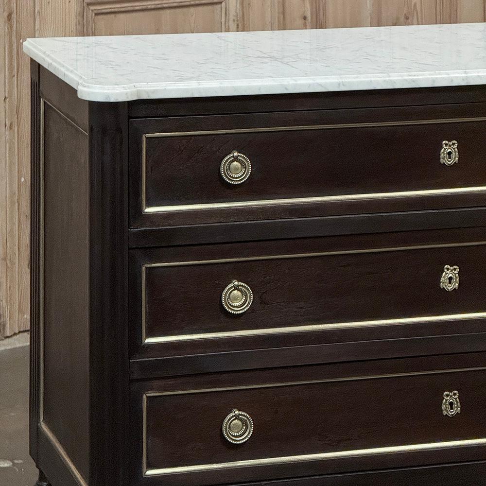 20ième siècle Ancienne commode française Louis XVI en acajou avec marbre de Carrare en vente