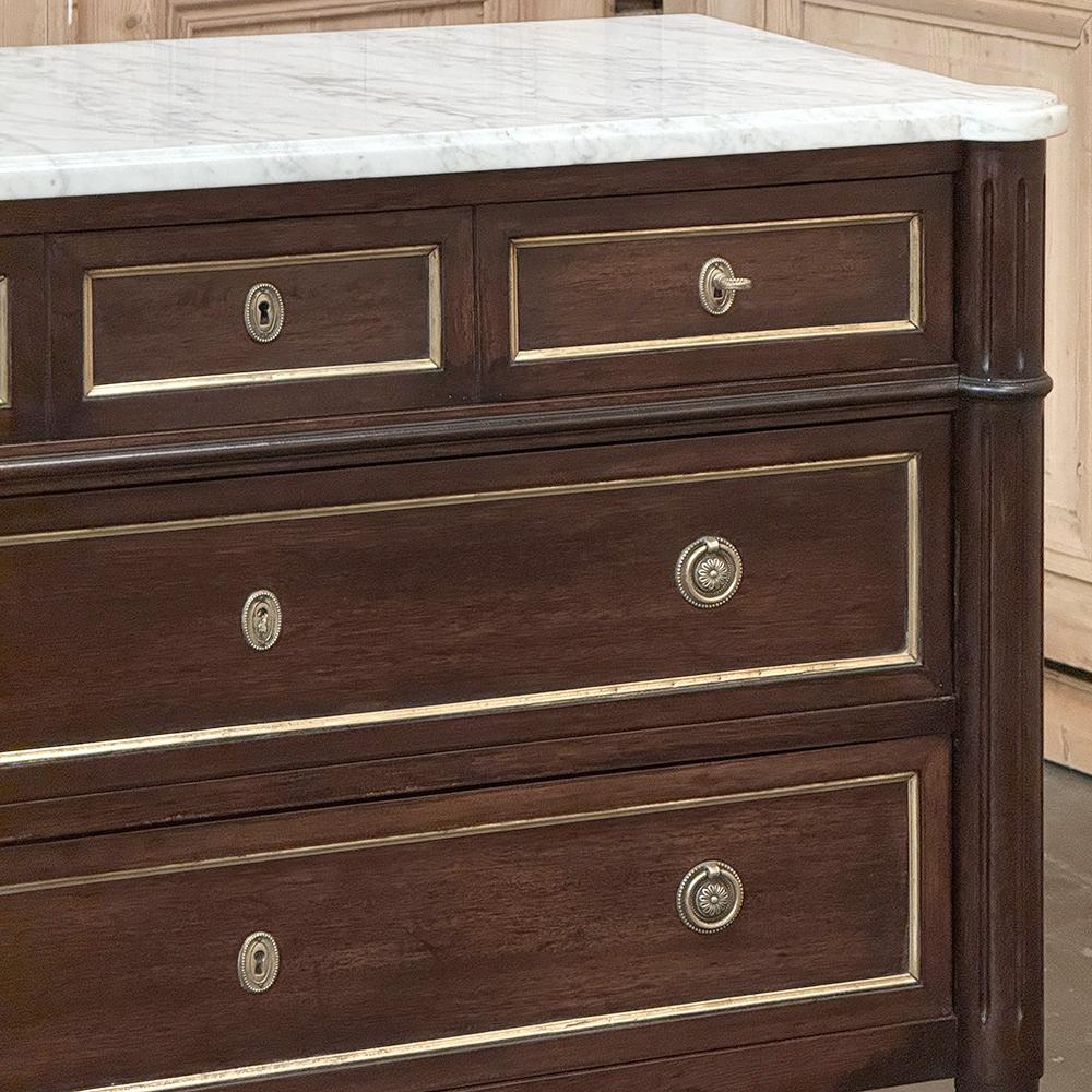 Antique French Louis XVI Mahogany Commode with Carrara Marble (20. Jahrhundert) im Angebot