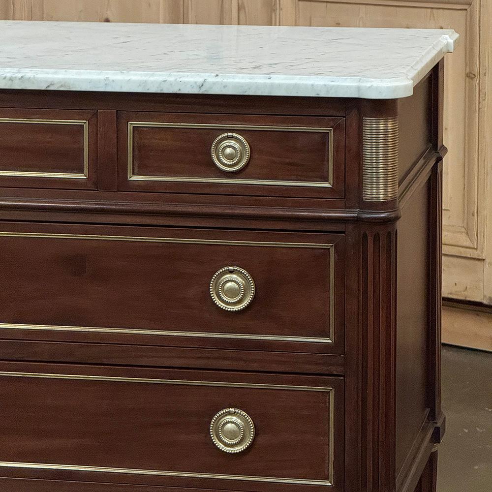 Laiton Ancienne commode française Louis XVI en acajou avec marbre de Carrare en vente