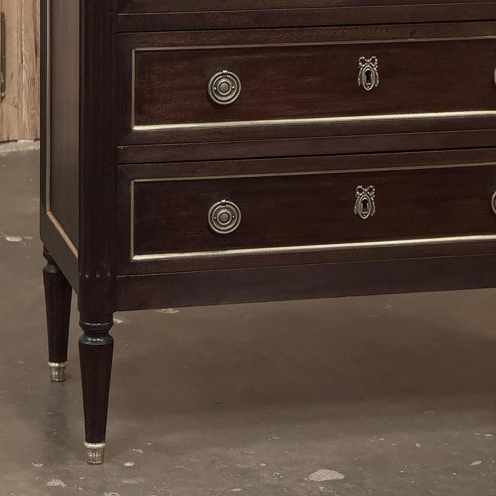 Laiton Ancienne commode française Louis XVI en acajou avec marbre de Carrare en vente