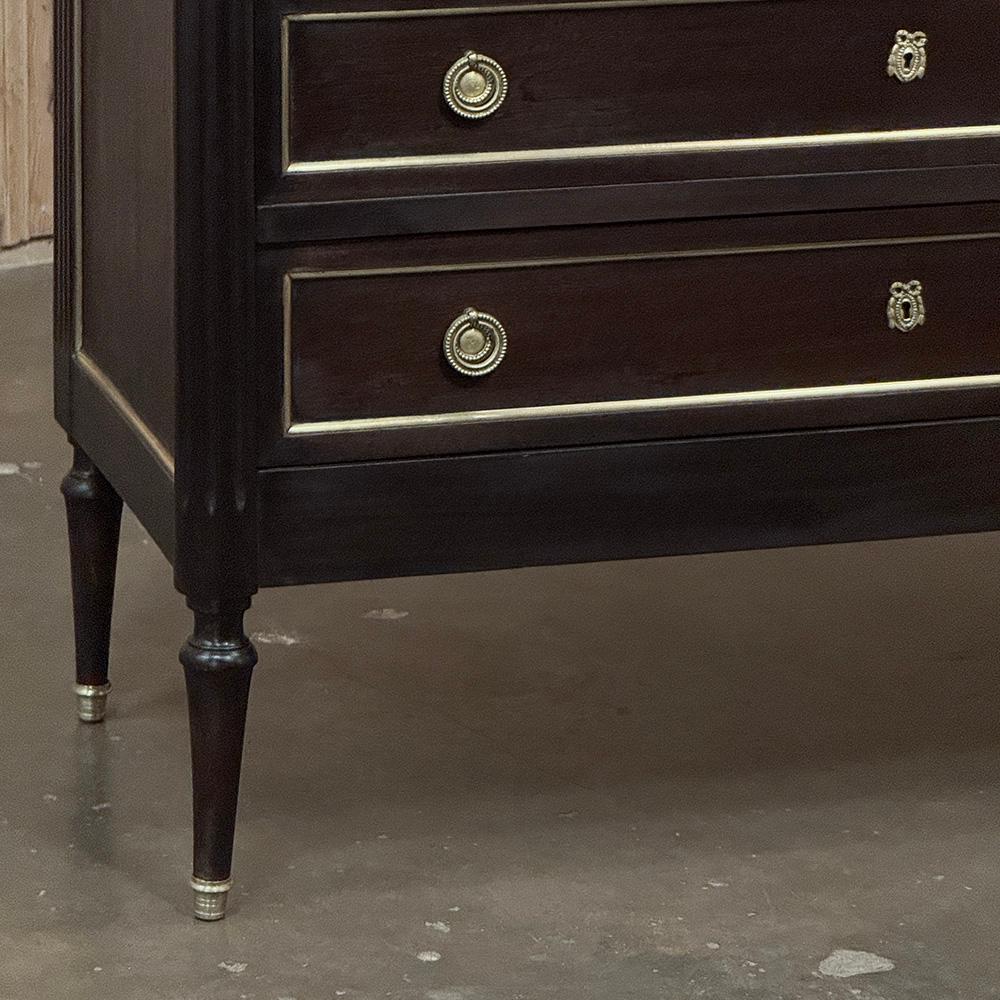 Laiton Ancienne commode française Louis XVI en acajou avec marbre de Carrare en vente