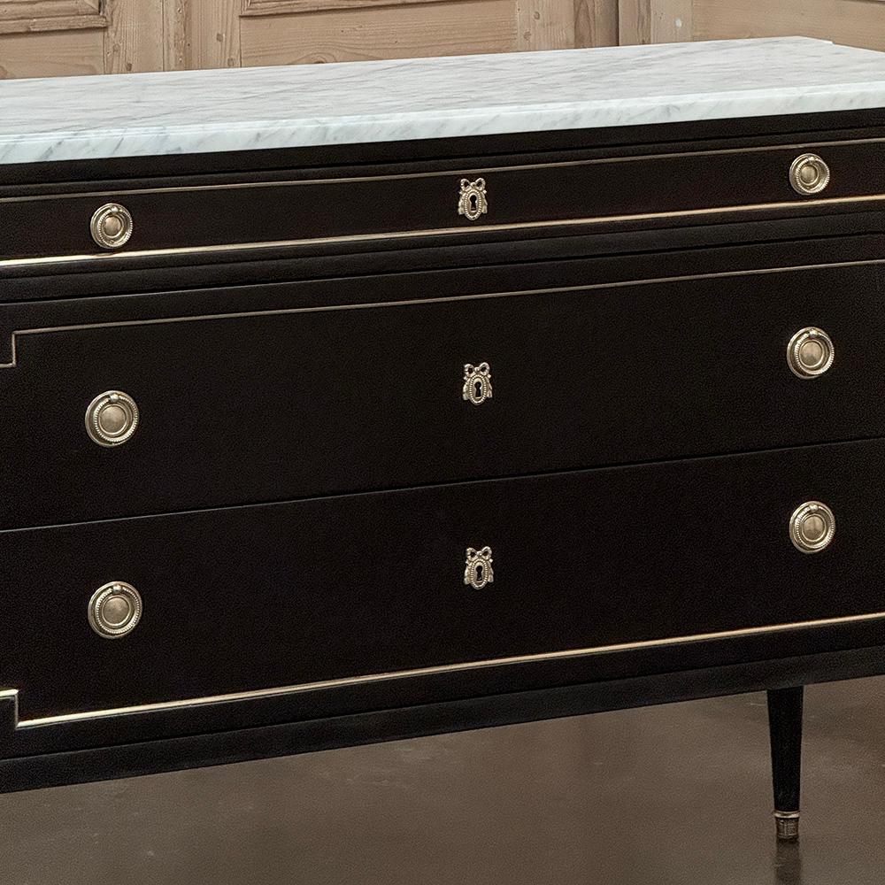 Antique French Louis XVI Mahogany Commode with Carrara Marble (20. Jahrhundert) im Angebot