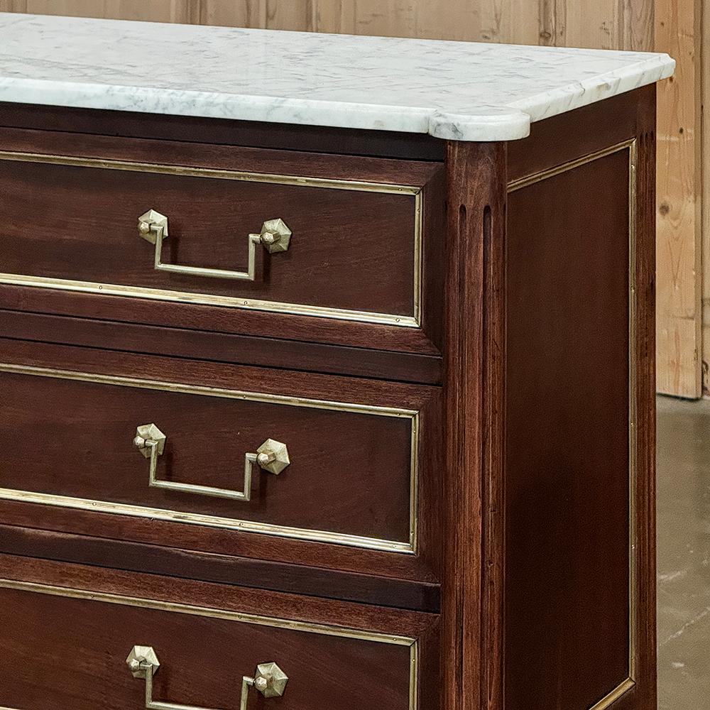 Ottone Antique French Louis XVI Commode in mogano con marmo di Carrara in vendita
