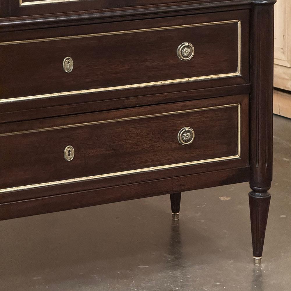 Antique French Louis XVI Mahogany Commode with Carrara Marble (Messing) im Angebot