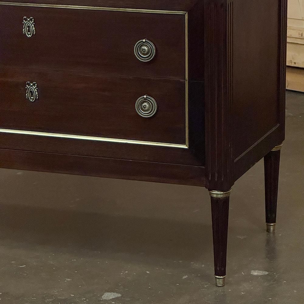 Ottone Antique French Louis XVI Commode in mogano con marmo di Carrara in vendita