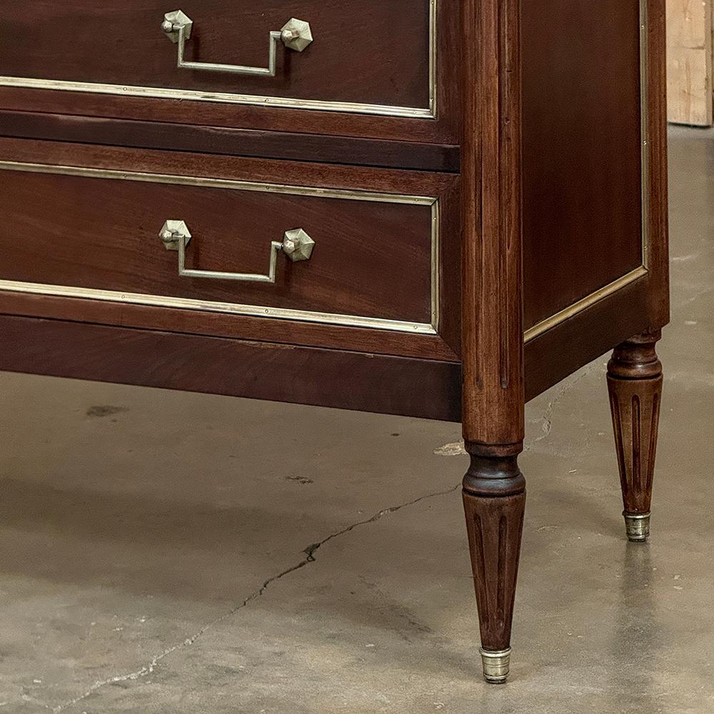 Antique French Louis XVI Commode in mogano con marmo di Carrara in vendita 1