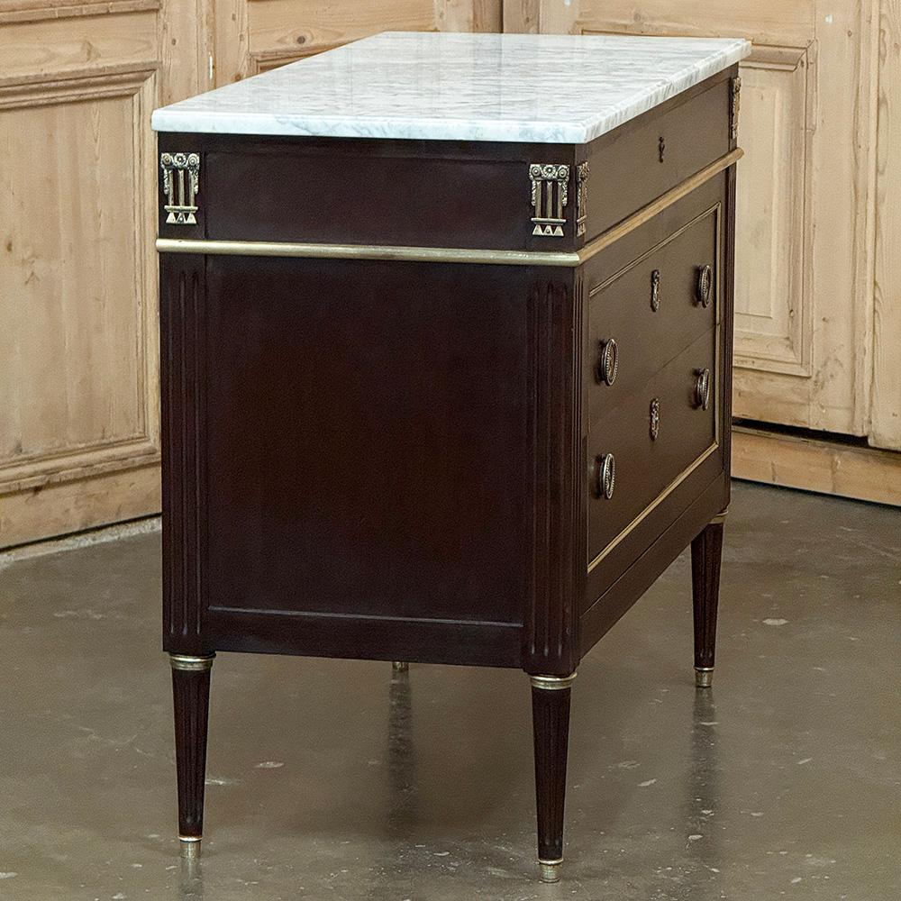 Antique French Louis XVI Commode in mogano con marmo di Carrara in vendita 1