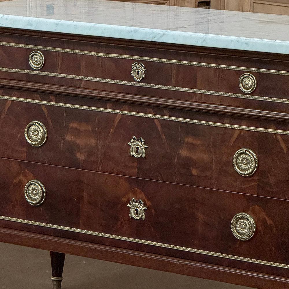 Antique French Louis XVI Mahogany Commode with Carrara Marble in vendita 1