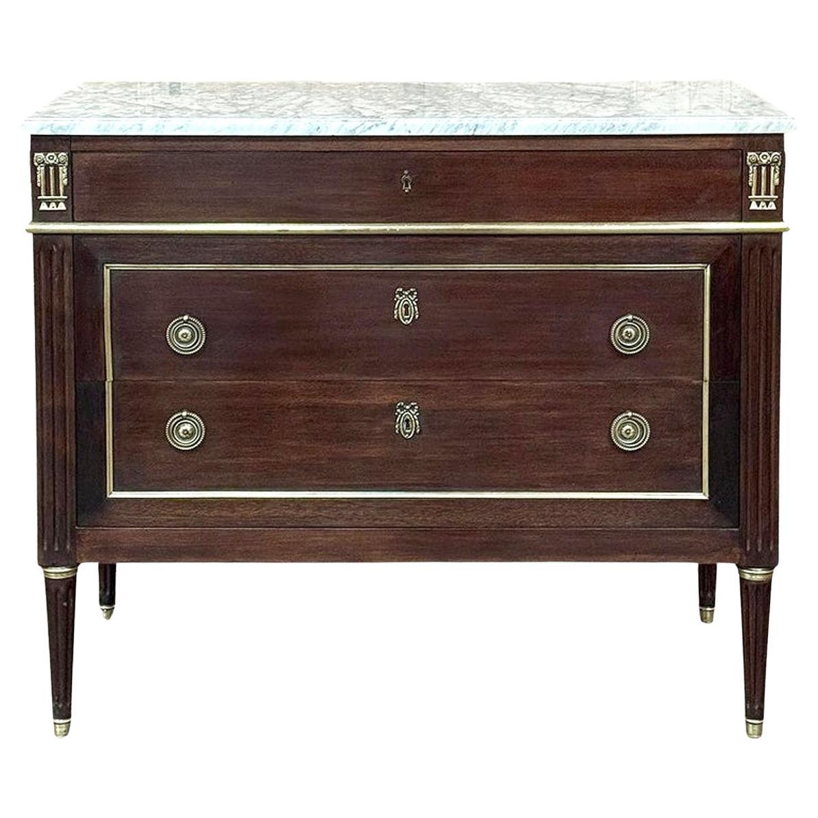 Antique French Louis XVI Commode in mogano con marmo di Carrara in vendita