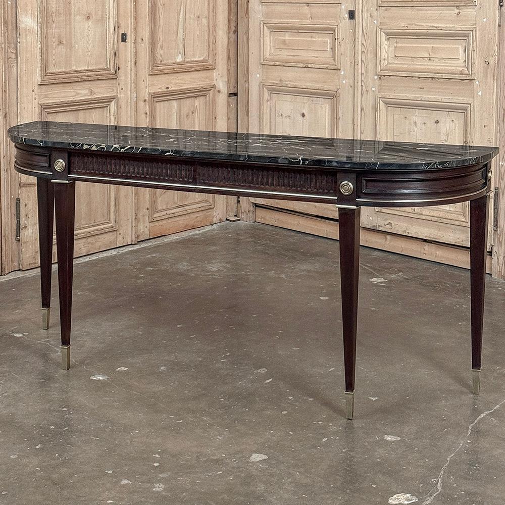 L'Antique French Louis XVI Mahogany Console with Black Marble è la scelta perfetta per arredare una stanza!  Realizzato a mano con mogano esotico importato, presenta un design ampio e poco profondo che lo rende ideale per le planimetrie efficienti,