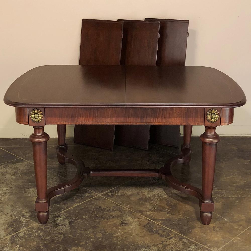 Ancienne table de salle à manger française Louis XVI en acajou avec bronze doré Bon état - En vente à Dallas, TX