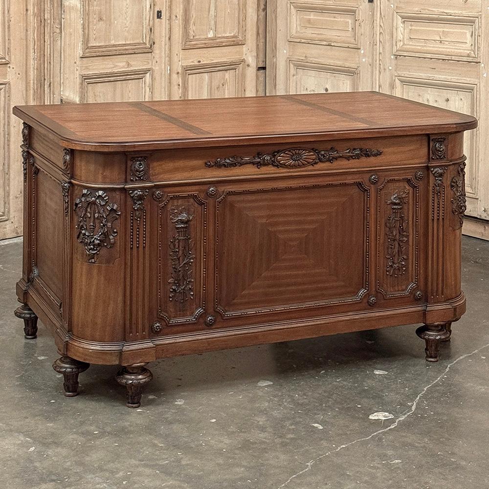 Antiguo Escritorio Ejecutivo Francés Luis XVI de Caoba Tallado a mano en venta
