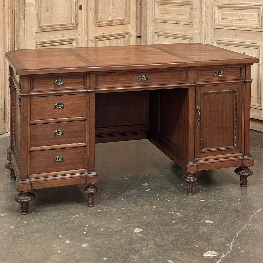 Antiguo Escritorio Ejecutivo Francés Luis XVI de Caoba en Bueno estado para la venta en Dallas, TX