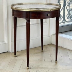 Antique French Louis XVI Mesa Bouillotte de caoba con tapa de mármol