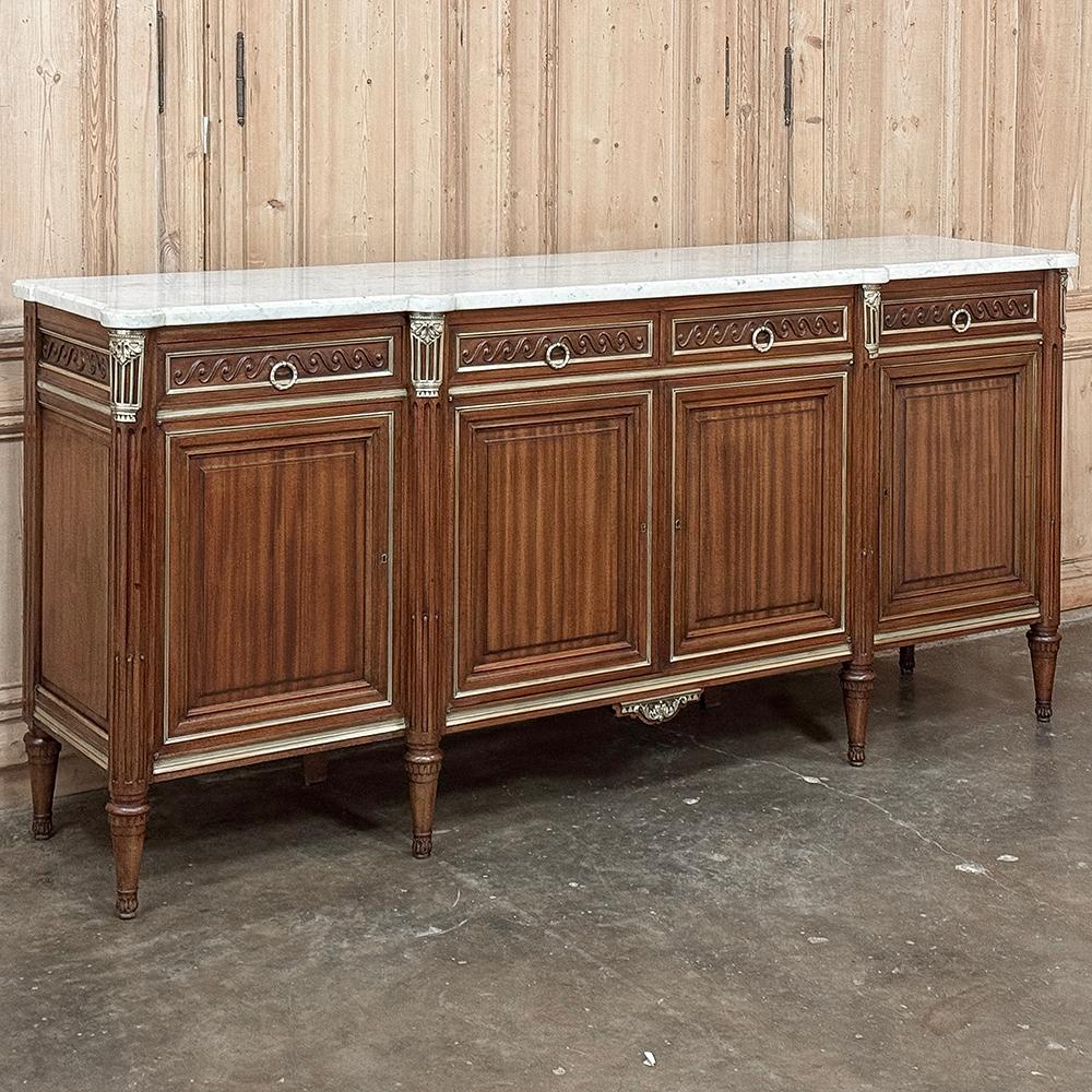 Das antike französische Louis XVI-Mahagoni-Buffet mit Marmorplatte ist eine großartige Wiedergabe der neoklassischen Exzellenz, die seit Jahrhunderten von Frankreich ausgeht!  Handgefertigt aus exotischem, importiertem Mahagoni, zeichnet es sich