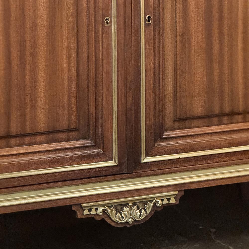 Antikes französisches Louis-XVI-Buffet aus Mahagoni mit Marmorplatte (Messing) im Angebot