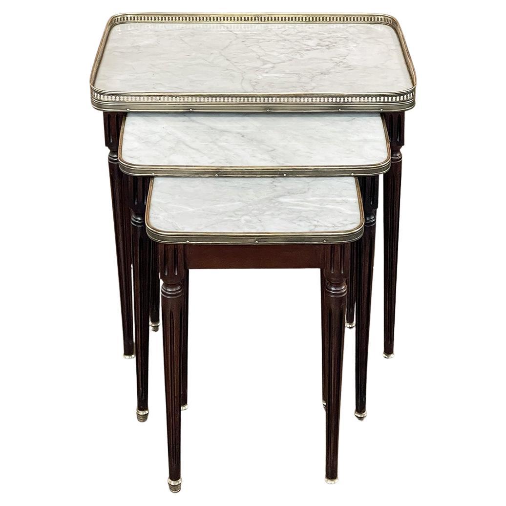 Antike französische Louis-XVI-Mahagoni-Nesting-Tische mit Carrara-Marmorplatten
