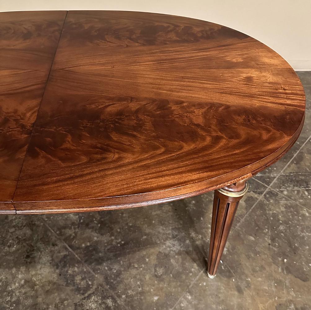 Ancienne table de salle à manger ovale en acajou de style Louis XVI en vente 3