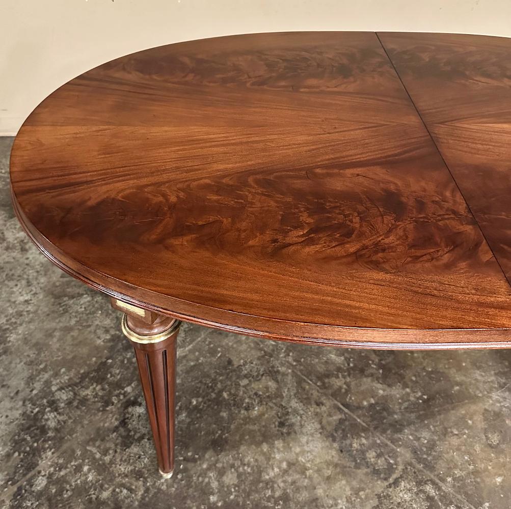 Ancienne table de salle à manger ovale en acajou de style Louis XVI en vente 4
