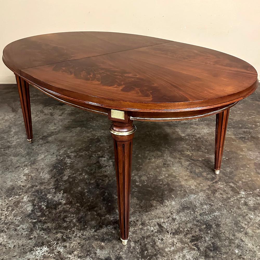 Ancienne table de salle à manger ovale en acajou de style Louis XVI en vente 5