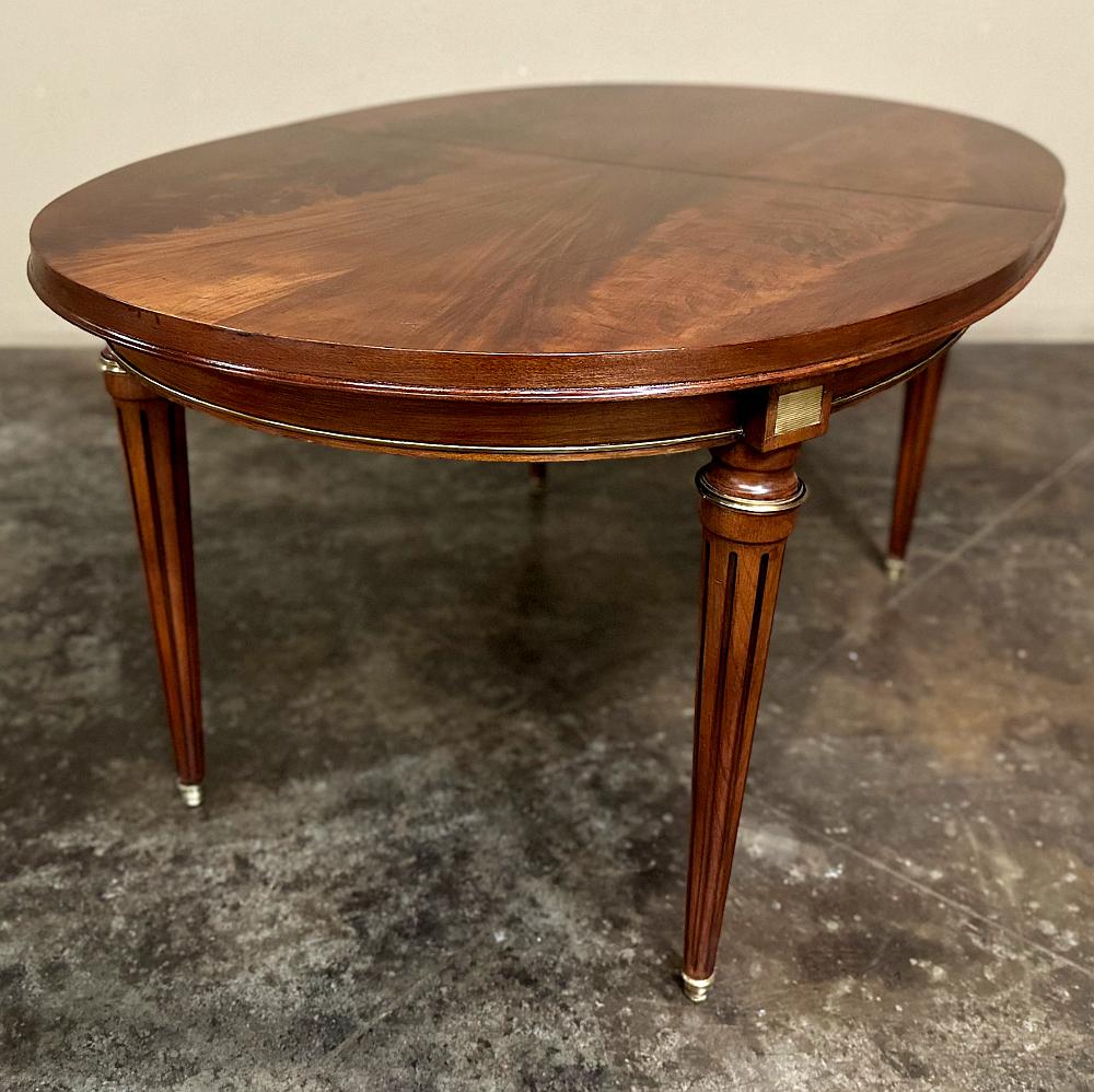 Ancienne table de salle à manger ovale en acajou de style Louis XVI en vente 9