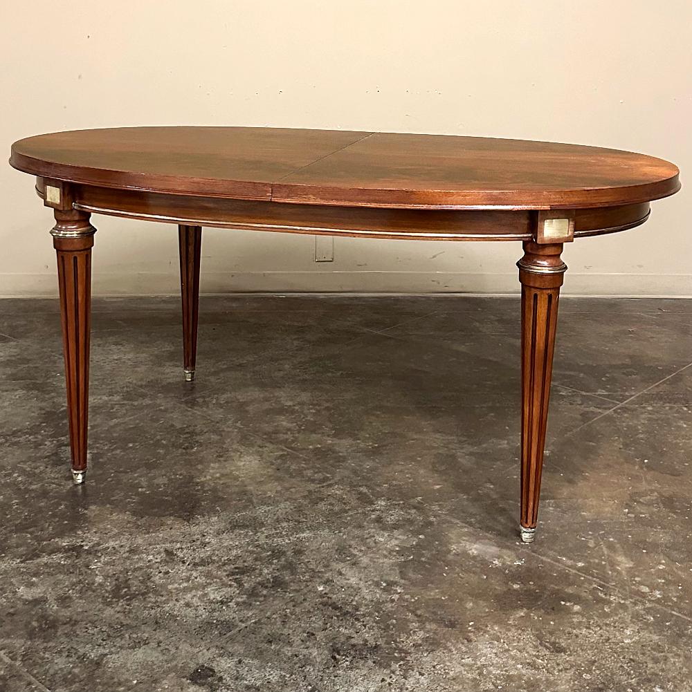 La table à manger ovale en acajou Louis XVI est la taille idéale pour un groupe de six personnes.  Fabriqué à la main à partir d'acajou exotique importé, le plateau est plaqué selon la technique du bookmatched pour créer une merveilleuse intrigue