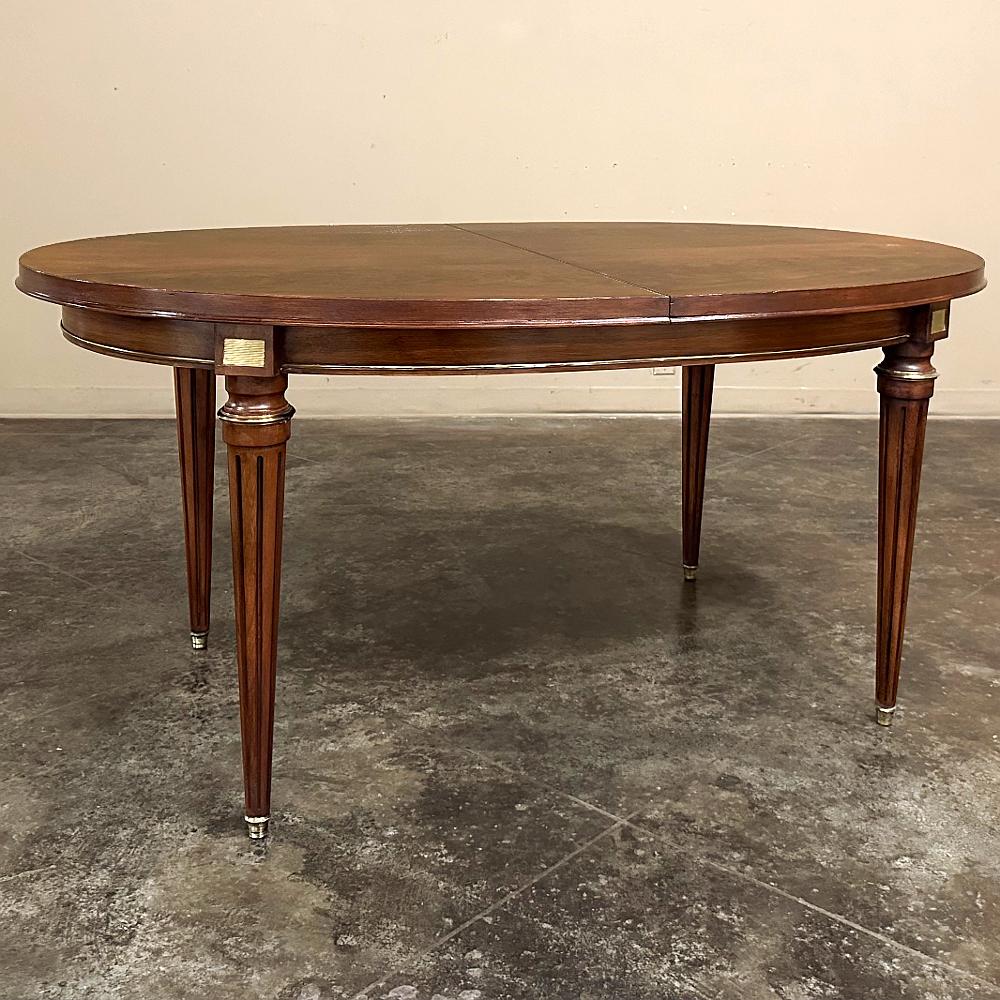 Français Ancienne table de salle à manger ovale en acajou de style Louis XVI en vente
