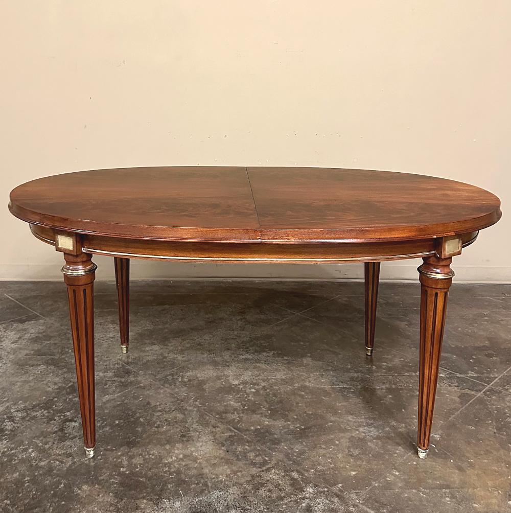 Fait main Ancienne table de salle à manger ovale en acajou de style Louis XVI en vente