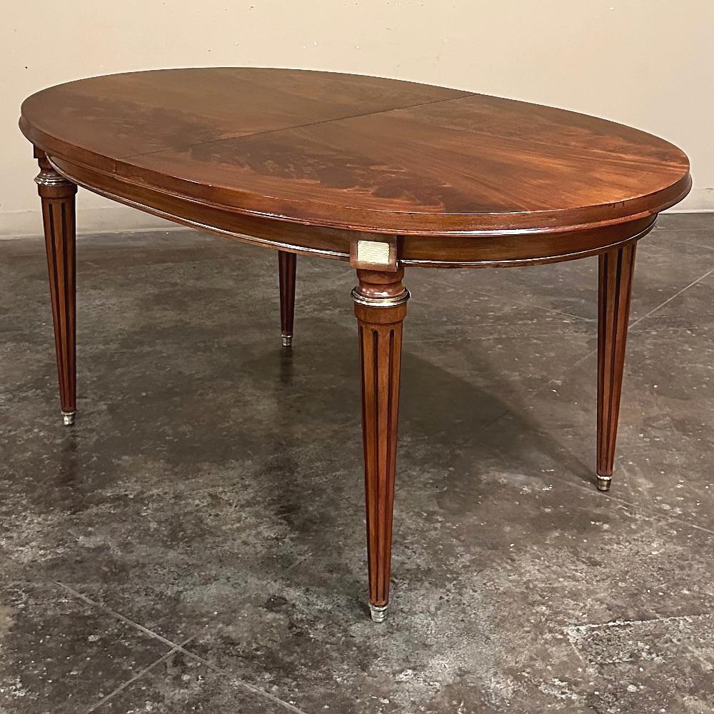 Ancienne table de salle à manger ovale en acajou de style Louis XVI Bon état - En vente à Dallas, TX