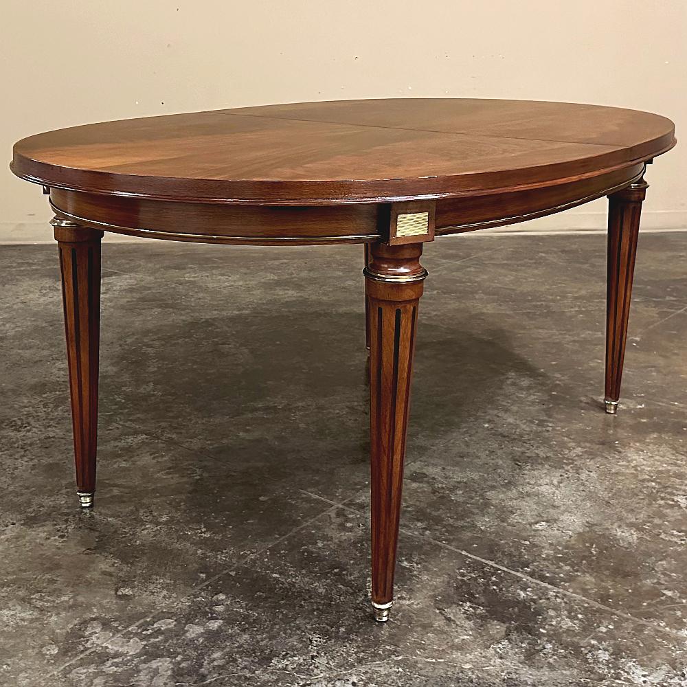 20ième siècle Ancienne table de salle à manger ovale en acajou de style Louis XVI en vente