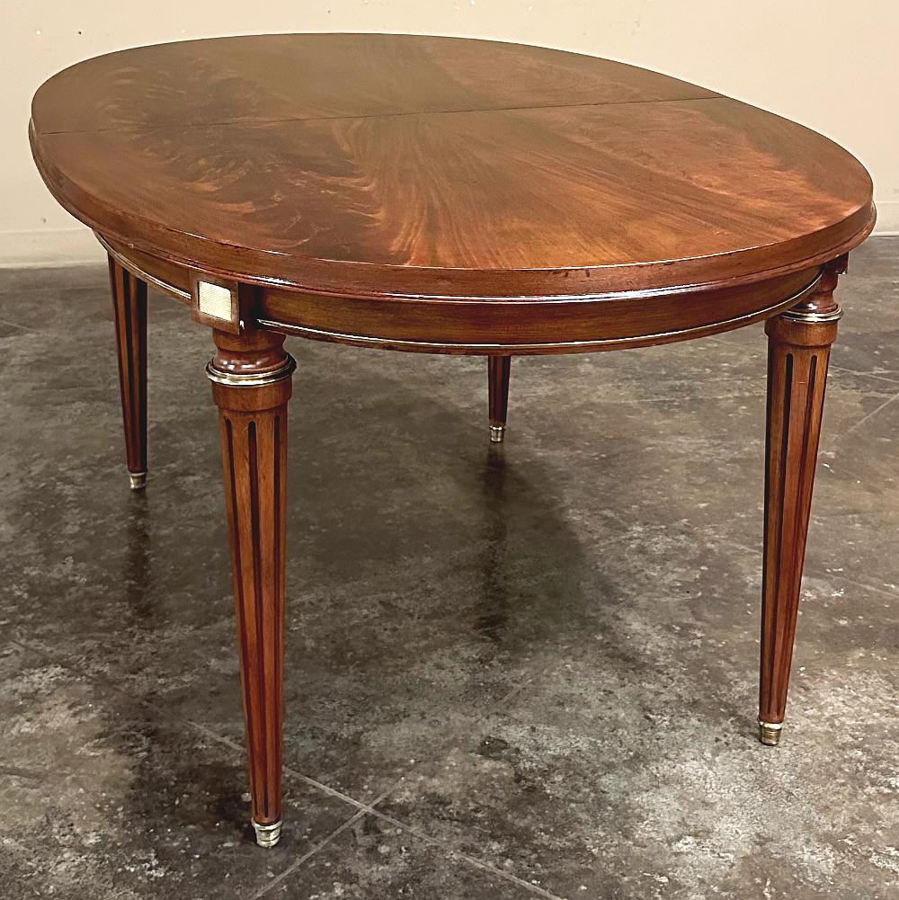 Laiton Ancienne table de salle à manger ovale en acajou de style Louis XVI en vente