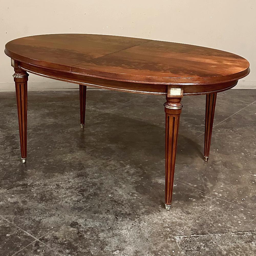 Ancienne table de salle à manger ovale en acajou de style Louis XVI en vente 1