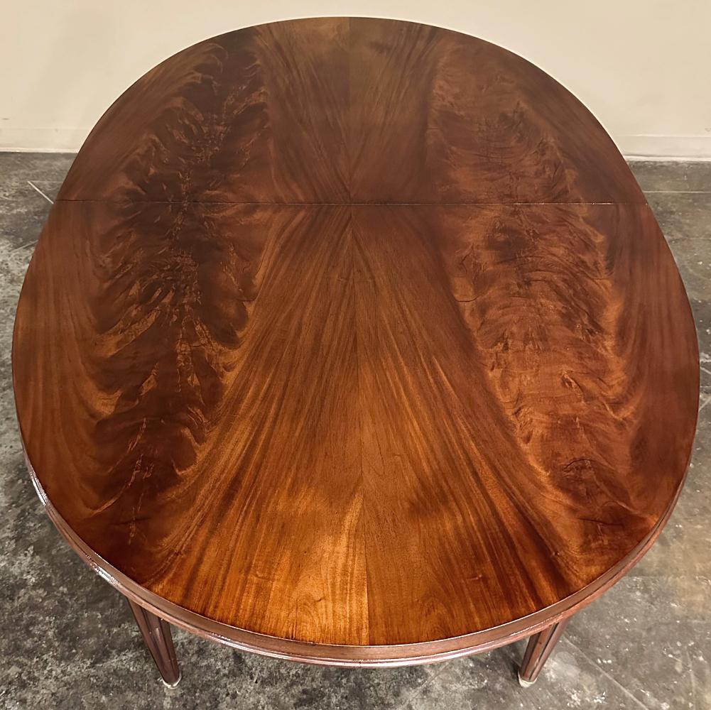 Ancienne table de salle à manger ovale en acajou de style Louis XVI en vente 2