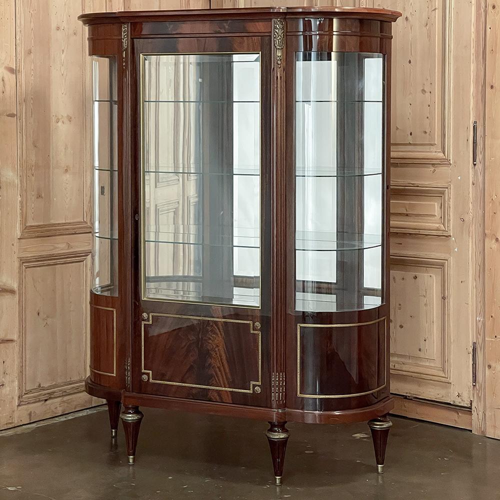 Antique French Louis XVI Mahogany Vitrine ~ Display Cabinet In Good Condition For Sale In Dallas, TX