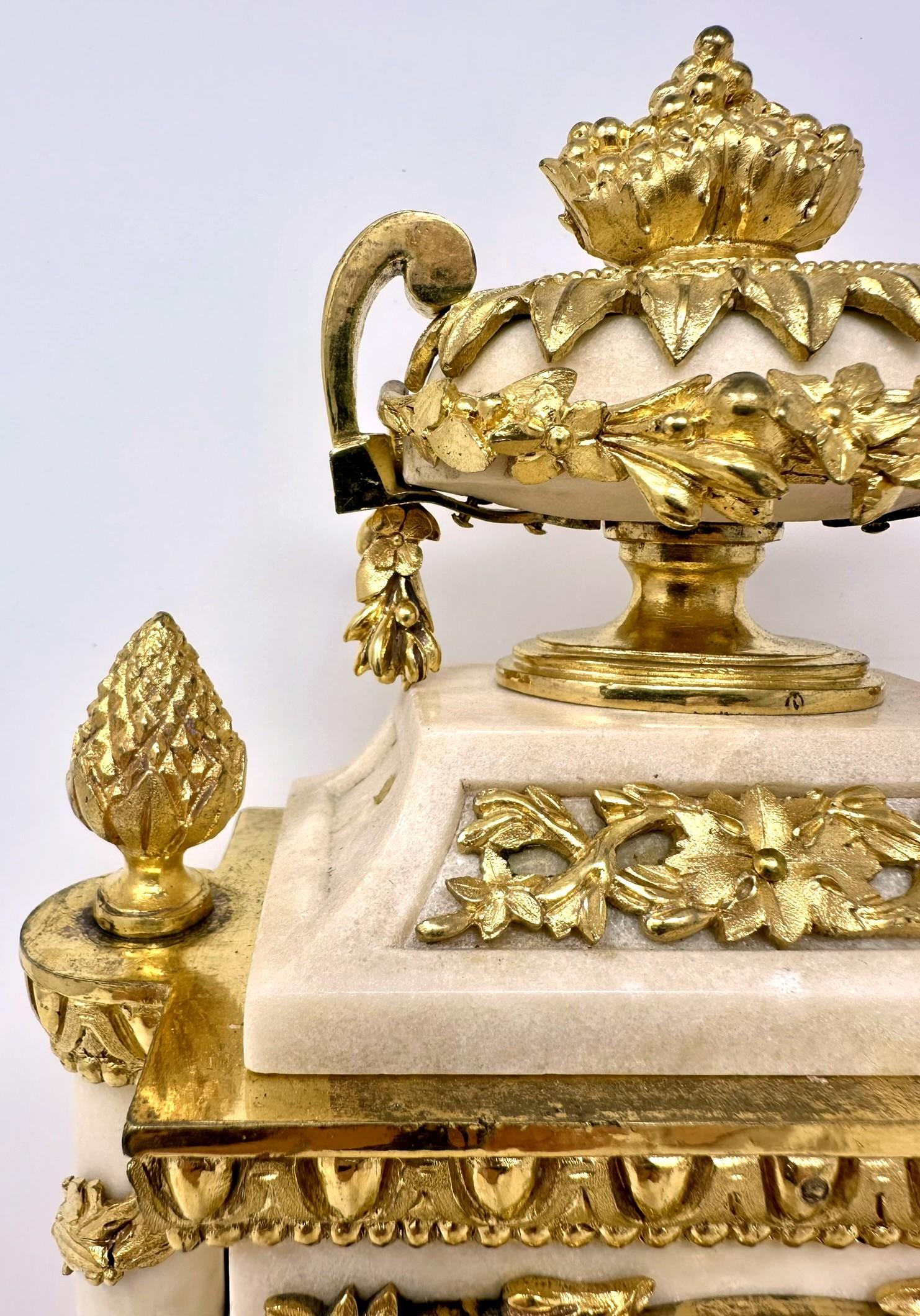 Antiguo Reloj Francés Luis XVI de Mármol y Bronce Dorado, Circa 1880-1890. en Bueno estado para la venta en New Orleans, LA