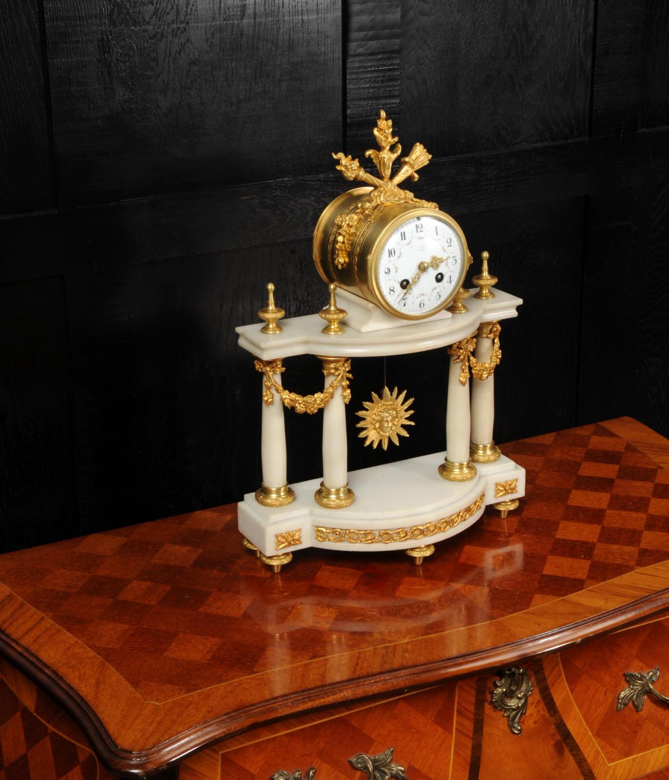 Antike französische Portico-Uhr aus Marmor und Goldbronze im Louis-XVI.-Stil im Angebot 3