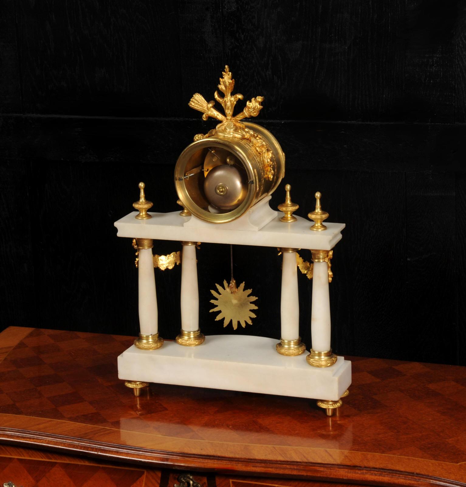 Antike französische Portico-Uhr aus Marmor und Goldbronze im Louis-XVI.-Stil im Angebot 10