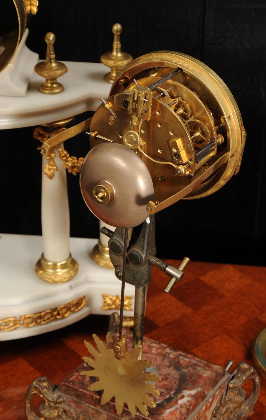 Antike französische Portico-Uhr aus Marmor und Goldbronze im Louis-XVI.-Stil im Angebot 12