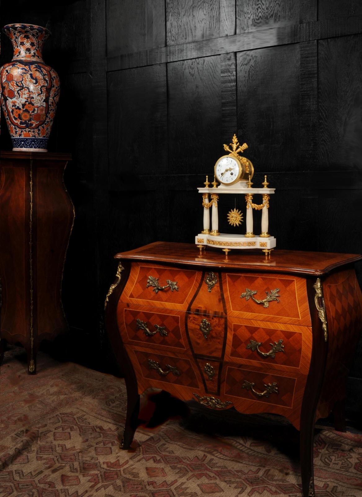Antike französische Portico-Uhr aus Marmor und Goldbronze im Louis-XVI.-Stil (Vergoldet) im Angebot