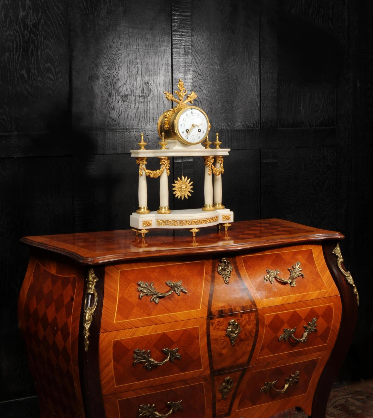 Antike französische Portico-Uhr aus Marmor und Goldbronze im Louis-XVI.-Stil im Zustand „Gut“ im Angebot in Belper, Derbyshire