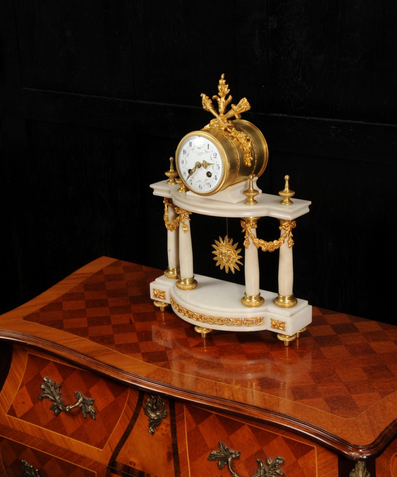 Bronze doré Horloge Portico française ancienne Louis XVI en marbre et bronze doré en vente