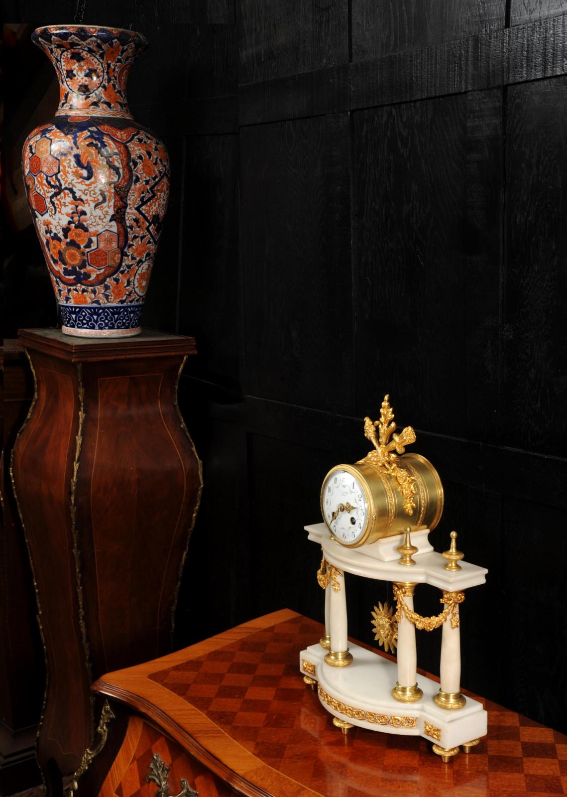 Antike französische Portico-Uhr aus Marmor und Goldbronze im Louis-XVI.-Stil im Angebot 1