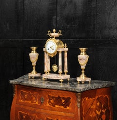 Ensemble de pendulettes de portique Louis XVI en marbre et bronze doré
