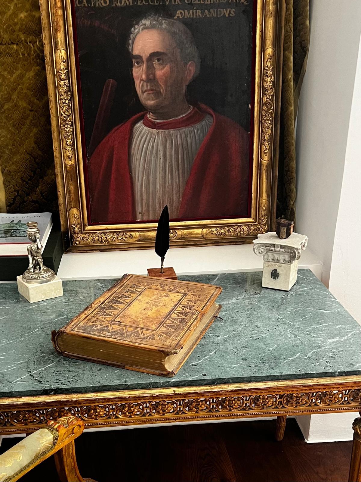 Esta mesa escritorio femenina francesa Luis XVI, increíblemente intrincada y elegante, procede de Francia, hacia finales del siglo XVIII-principios del XIX.  La mesa está tallada y dorada en todo su contorno y puede utilizarse perfectamente como