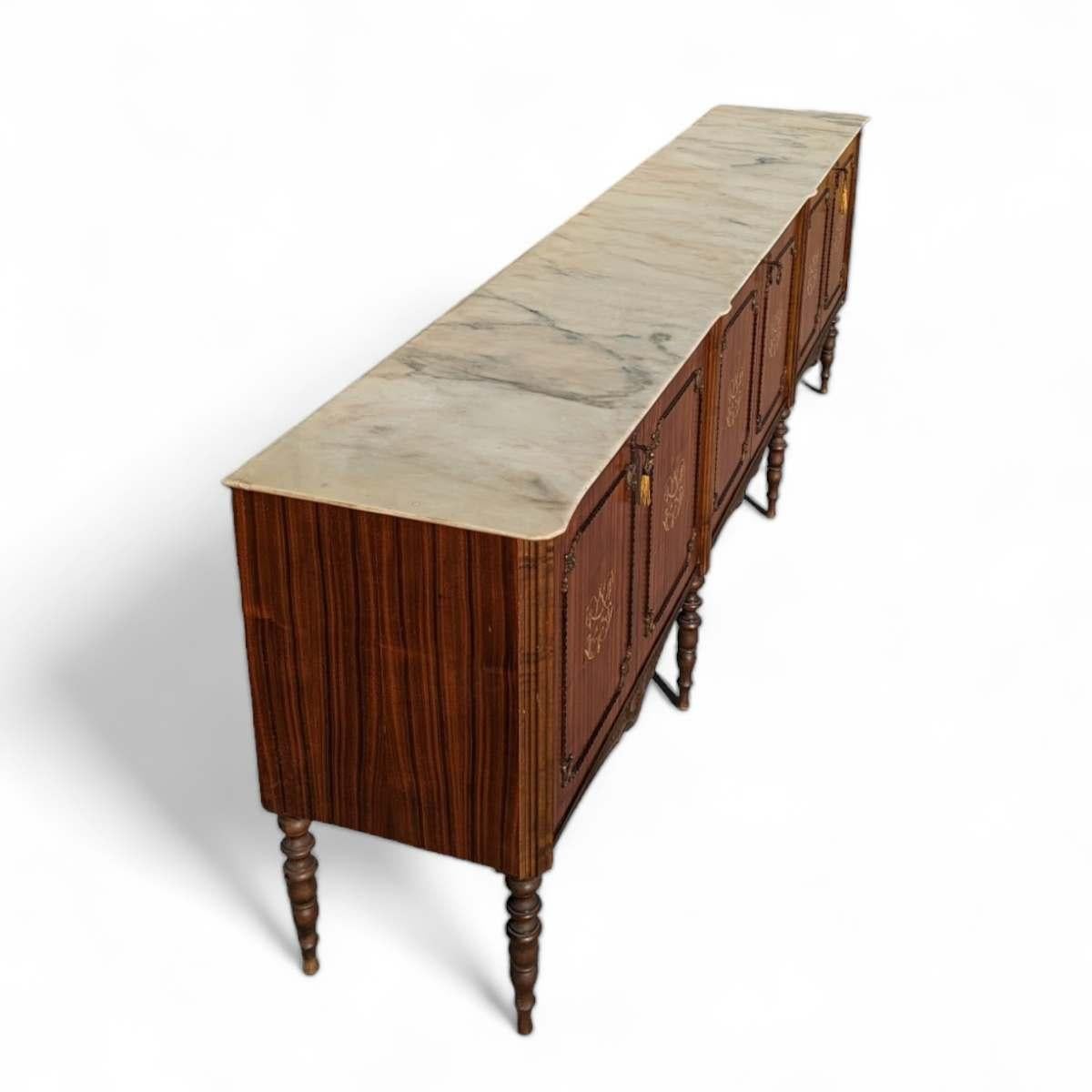 Antikes französisches Sideboard mit Marmorplatte im Louis-XVI.-Stil und Intarsien mit Blumendetails im Angebot 3