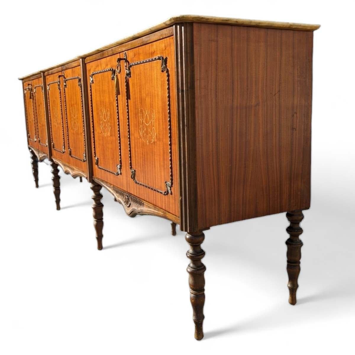 Antikes französisches Sideboard mit Marmorplatte im Louis-XVI.-Stil und Intarsien mit Blumendetails (Französisch) im Angebot