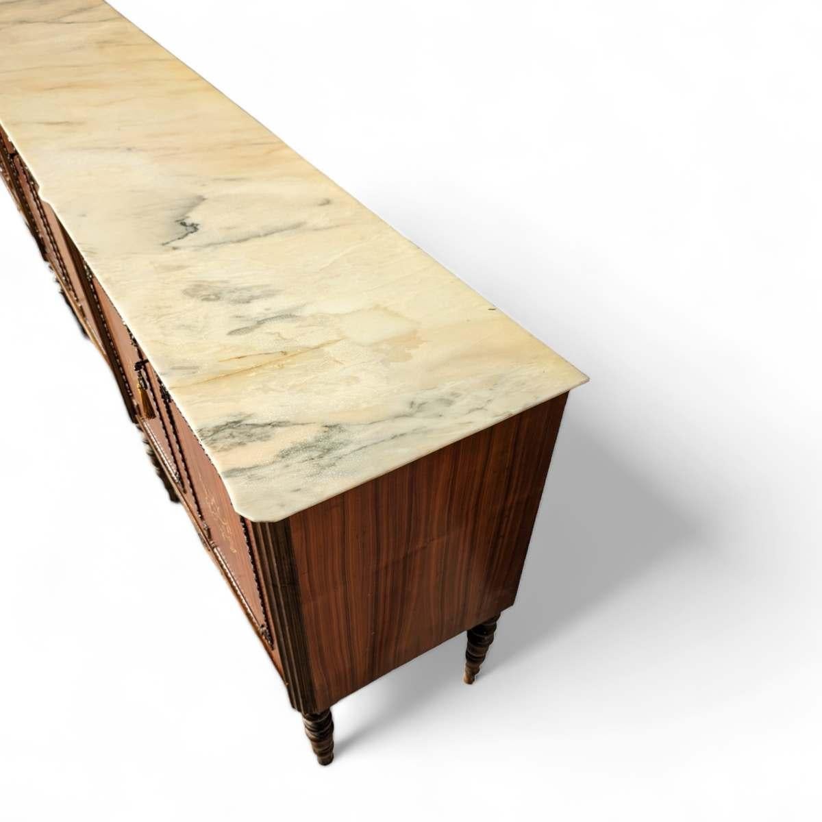 Antikes französisches Sideboard mit Marmorplatte im Louis-XVI.-Stil und Intarsien mit Blumendetails (18. Jahrhundert) im Angebot