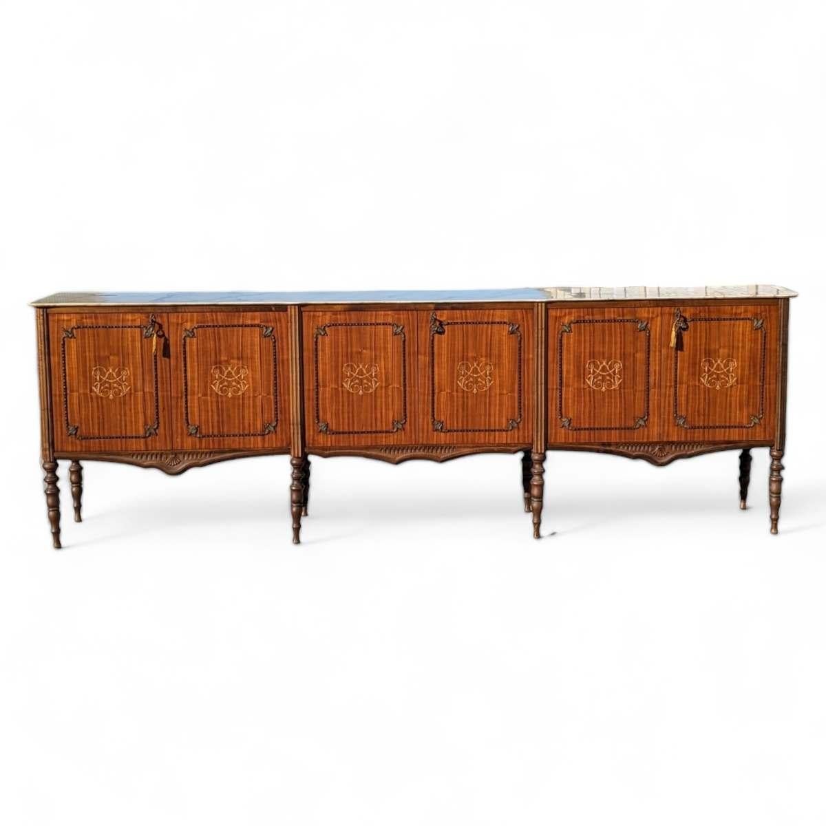 Antikes französisches Sideboard mit Marmorplatte im Louis-XVI.-Stil und Intarsien mit Blumendetails (Messing) im Angebot
